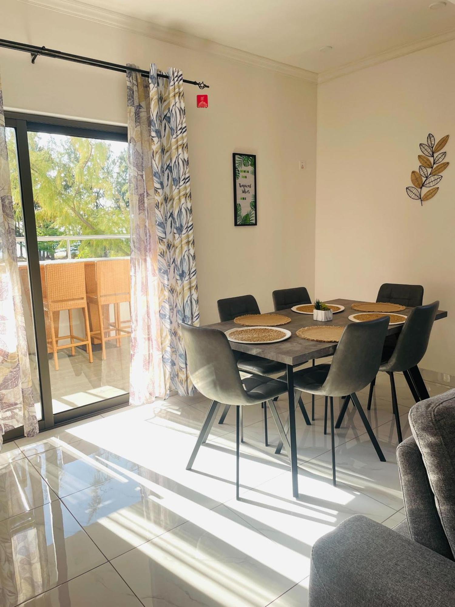 Apartment 3-bedroom With Oceanviews, 1min Walk To - Nyha2 Flic en Flac